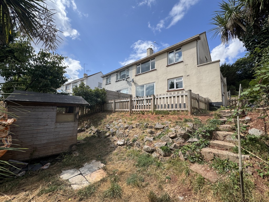 Lot: 105 - SEMI-DETACHED HOUSE FOR IMPROVEMENT IN POPULAR LOCATION - Rear of the property